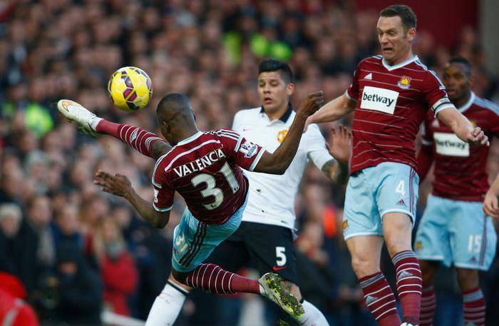 热刺抵达韩国受到热烈欢迎，有球迷在与麦迪逊合影时激动流泪